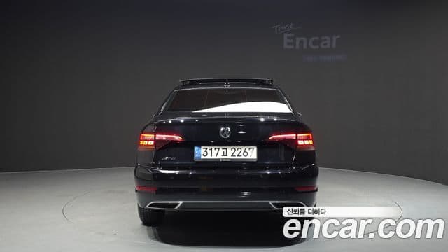 Volkswagen Jetta 2021 — ფოტო 4/20