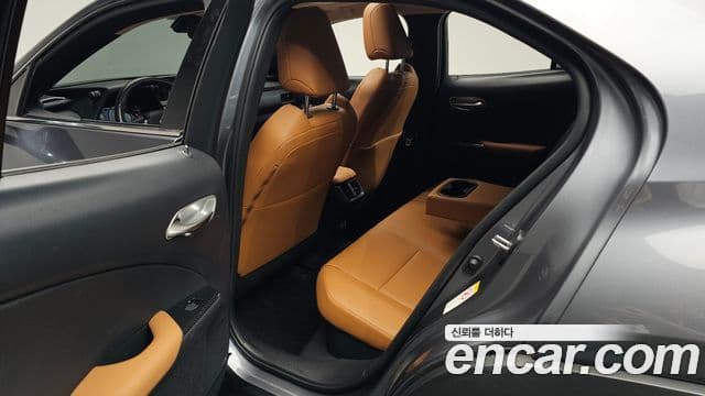 Lexus UX250h 2019 — Photo 31/32