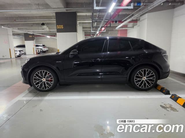 Porsche Macan EV 2025 — Photo 16/17