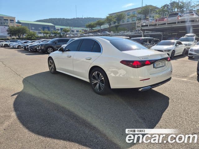 Mercedes-Benz E-Class 2025 — Photo 9/20