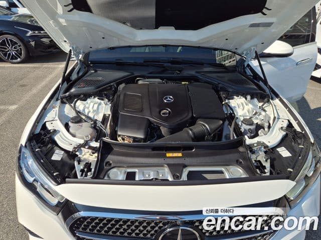 Mercedes-Benz E-Class 2025 — Photo 5/20