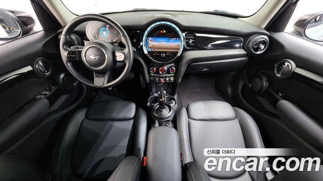 Mini Cooper 2021 — ფოტო 13/33