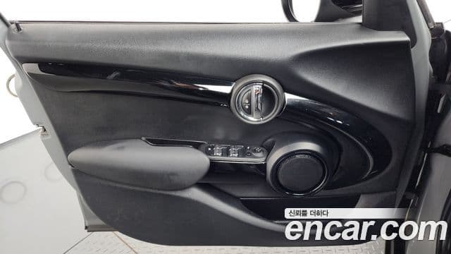 Mini Cooper 2021 — ფოტო 8/33