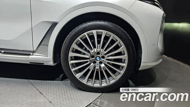 BMW X7 2023 — Photo 13/36