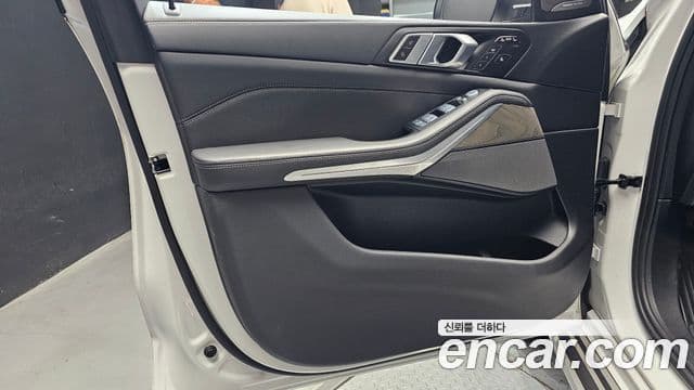 BMW X7 2023 — Photo 21/36