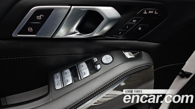 BMW X7 2023 — Photo 24/36
