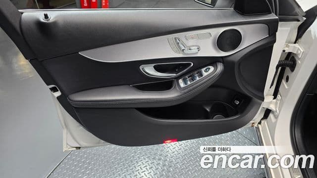 Mercedes-Benz C-Class 2018 — Şəkil 26/34