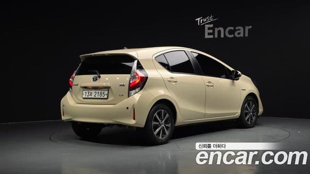 Toyota Prius C 2018 — Photo 13/39