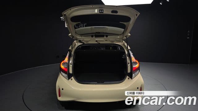 Toyota Prius C 2018 — Photo 8/39