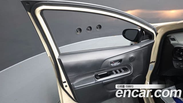 Toyota Prius C 2018 — Photo 36/39