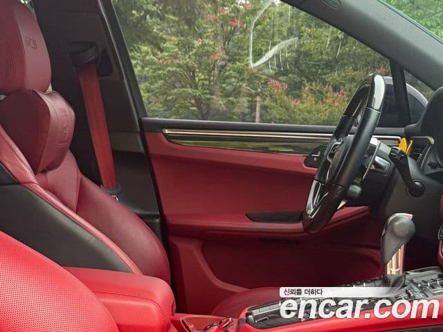 Porsche Macan 2021 — Photo 8/20