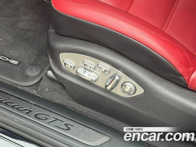 Porsche Macan 2021 — Photo 1/20