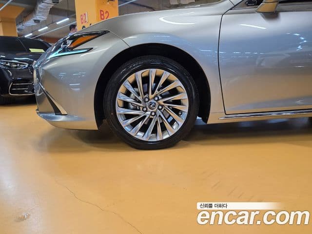 Lexus ES300h 2025 — ფოტო 16/18
