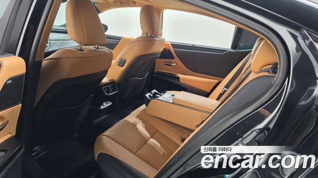 Lexus ES300h 2023 — Photo 34/36