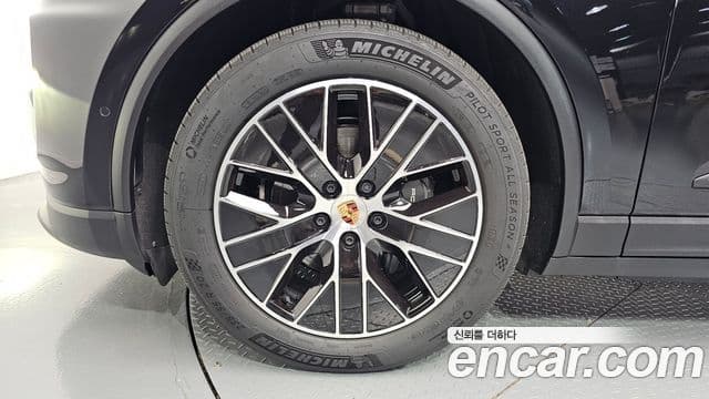 Porsche Macan EV 2025 — Photo 11/20