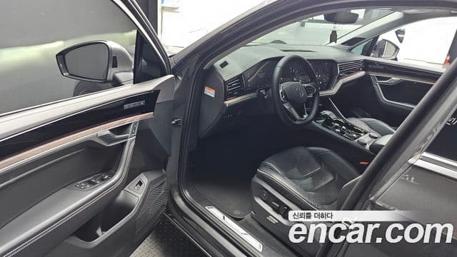 Volkswagen Touareg 2024 — Photo 1/36