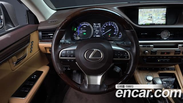 Lexus ES300h 2018 — ფოტო 16/32