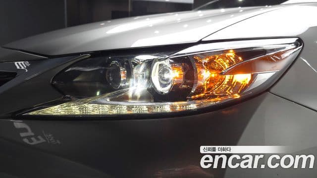 Lexus ES300h 2018 — ფოტო 24/32