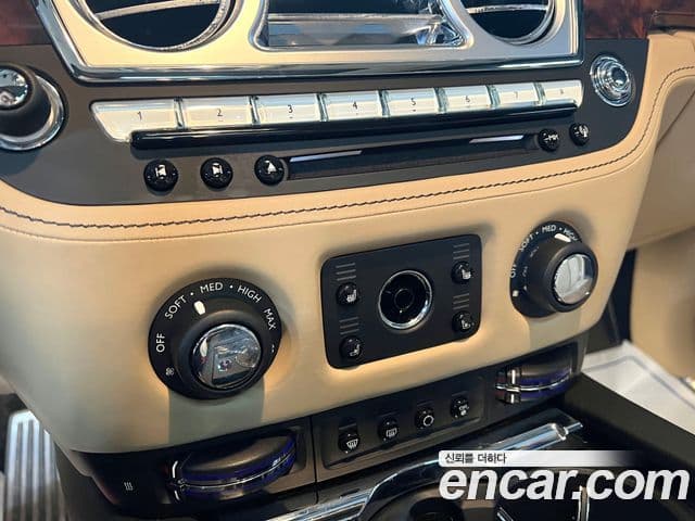 Rolls-Royce Ghost 2018 — ფოტო 16/18