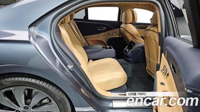 Bentley Flying Spur 2021 — ფოტო 12/20