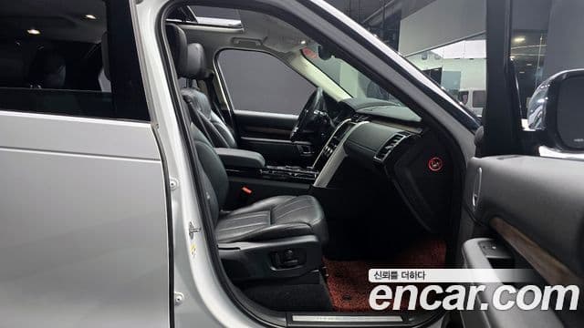 Land Rover Discovery 5 2018 — Photo 10/20