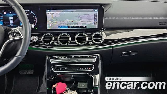 Mercedes-Benz E-Class 2022 — Photo 17/20