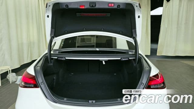 Mercedes-Benz E-Class 2022 — Photo 16/20