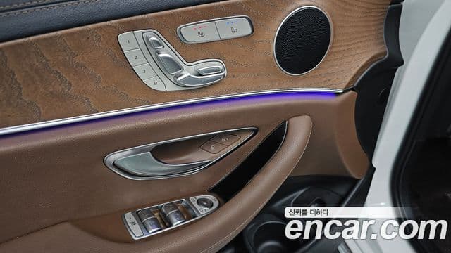 Mercedes-Benz E-Class 2023 — фото 17 из 20