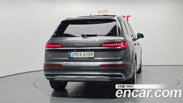 Audi Q7 2021 — ფოტო 4/20
