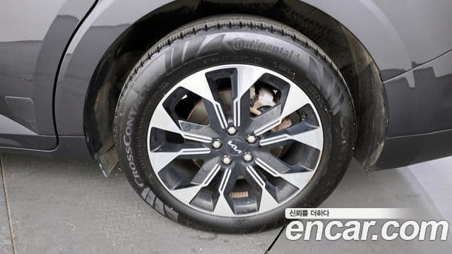Kia Carnival 2023 — ფოტო 5/20