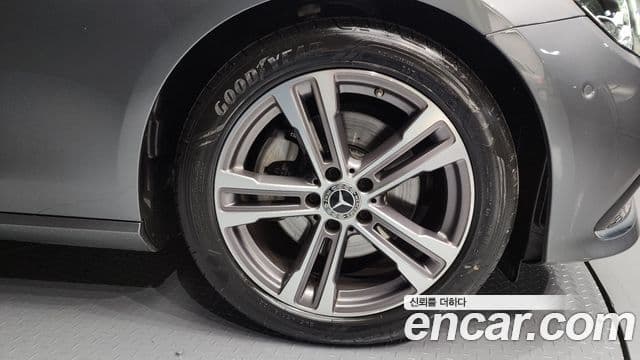 Mercedes-Benz E-Class 2022 — ფოტო 5/20