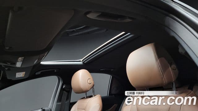 Mercedes-Benz E-Class 2022 — ფოტო 17/20