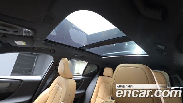 Volvo XC40 2020 — ფოტო 17/20