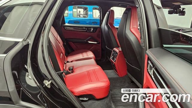 Porsche Cayenne 2023 — ფოტო 12/20