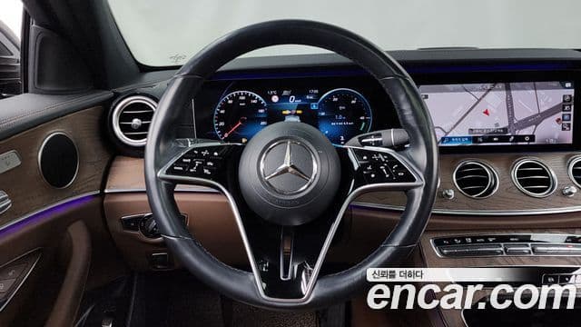 Mercedes-Benz E-Class 2020 — Photo 9/20