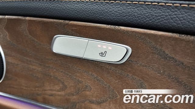 Mercedes-Benz E-Class 2020 — Photo 8/20