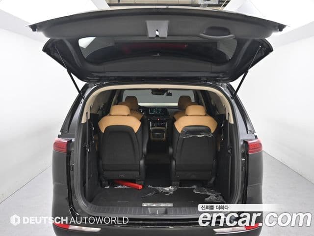 Kia Carnival 2023 — ფოტო 19/20