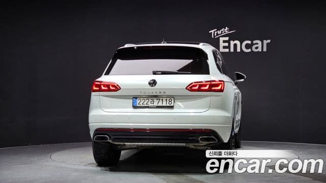 Volkswagen Touareg 2023 — ფოტო 4/20