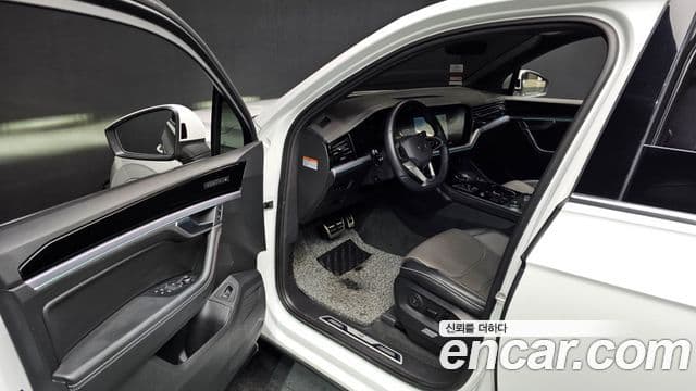 Volkswagen Touareg 2023 — ფოტო 10/20