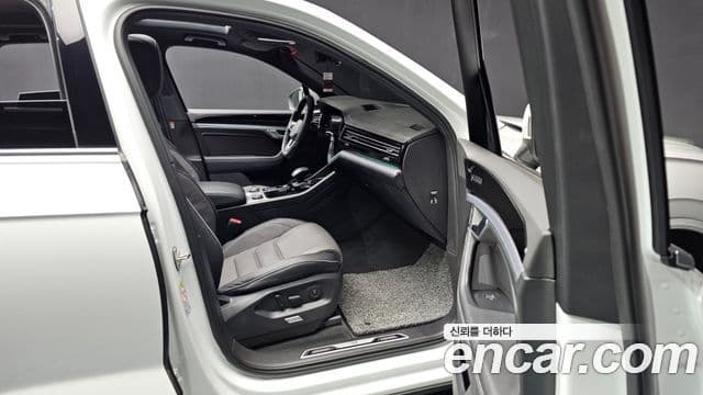 Volkswagen Touareg 2023 — ფოტო 11/20