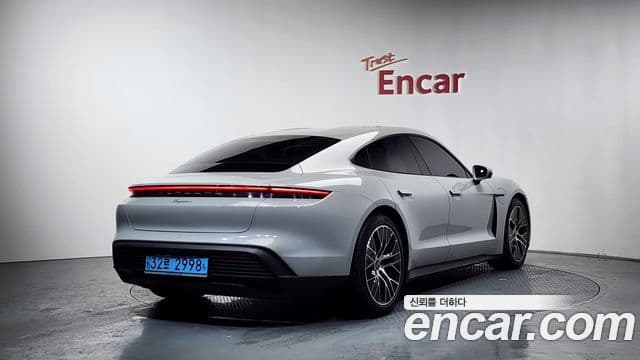 Porsche Taycan 2022 — ფოტო 18/20