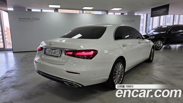 Mercedes-Benz E-Class 2023 — ფოტო 7/17