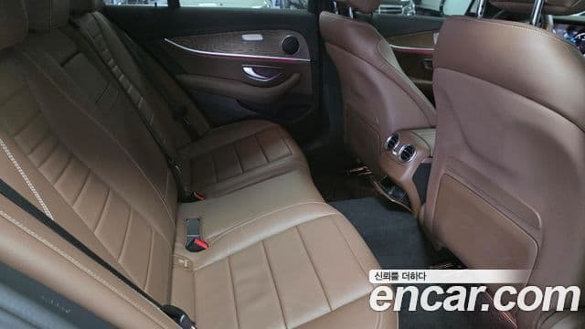 Mercedes-Benz E-Class 2023 — ფოტო 16/17