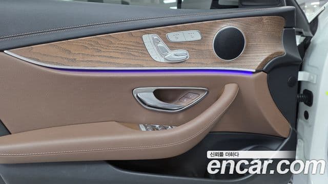 Mercedes-Benz E-Class 2023 — ფოტო 5/17