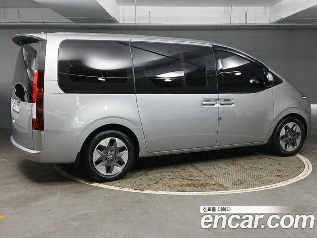Hyundai Staria 2021 — ფოტო 3/20