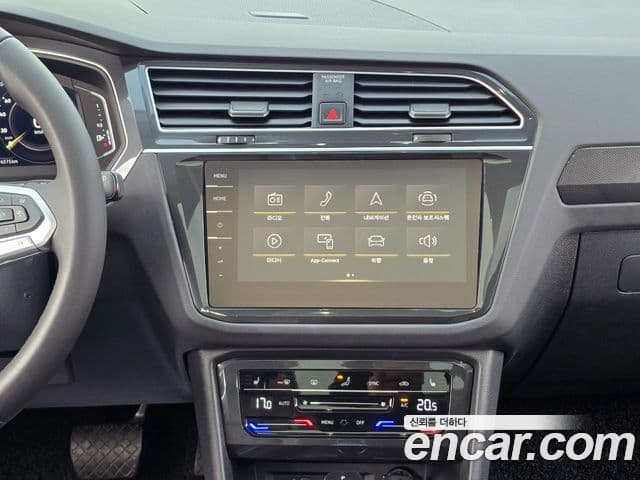 Volkswagen Tiguan 2021 — ფოტო 13/20