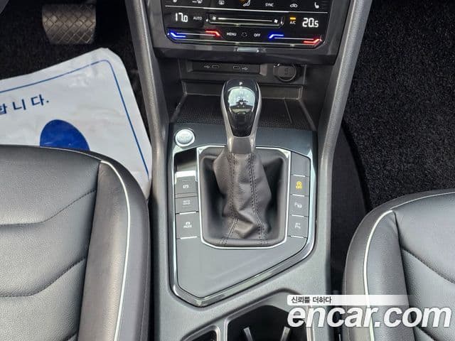 Volkswagen Tiguan 2021 — ფოტო 14/20