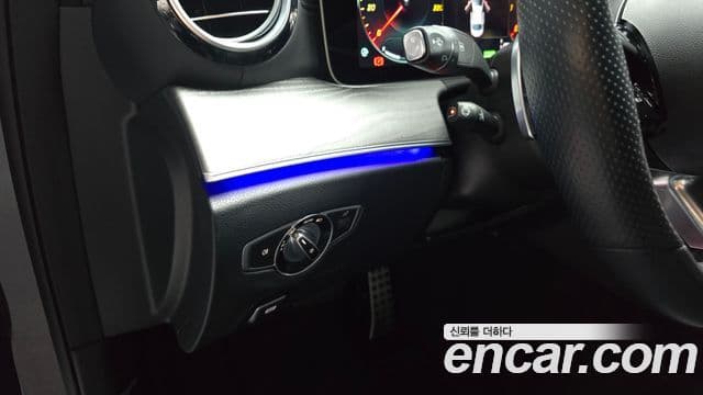 Mercedes-Benz E-Class 2022 — ფოტო 17/20