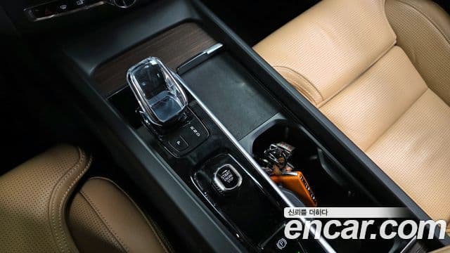 Volvo XC60 2022 — Şəkil 9/20