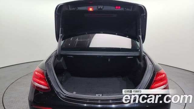 Mercedes-Benz E-Class 2019 — фото 20 из 20